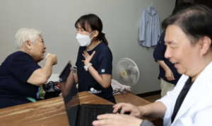 거동이 불편한 어르신을 방문하여 진료보는 모습